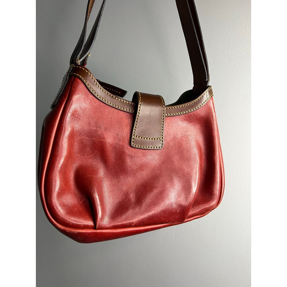 Dooney & Bourke red leather Derby shoulder bag. - Picture 3 of 6